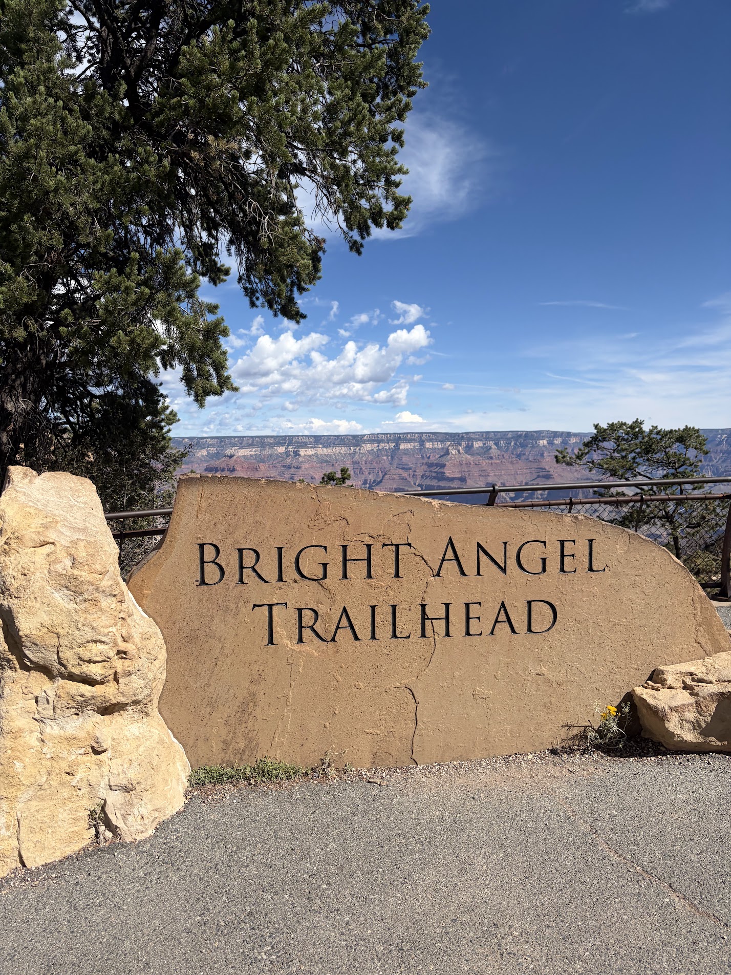 Bright Angel Trailheadと刻まれた石の標識。